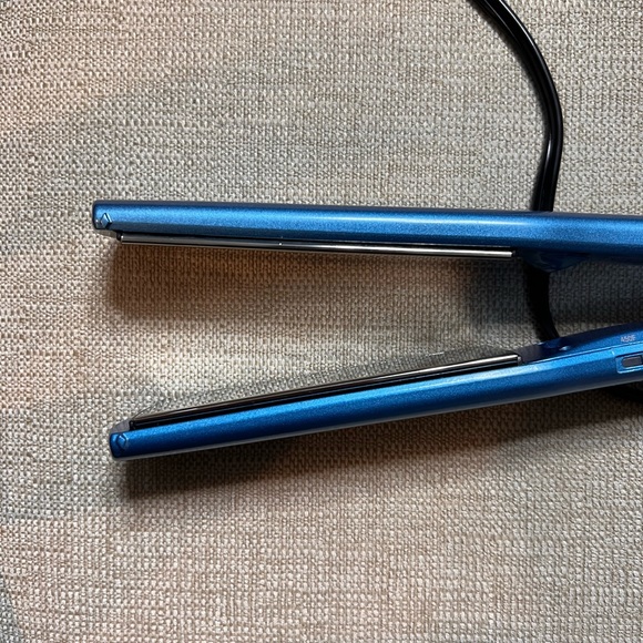 Nano Titanium Vented Straightening Iron - Picture 10 of 13